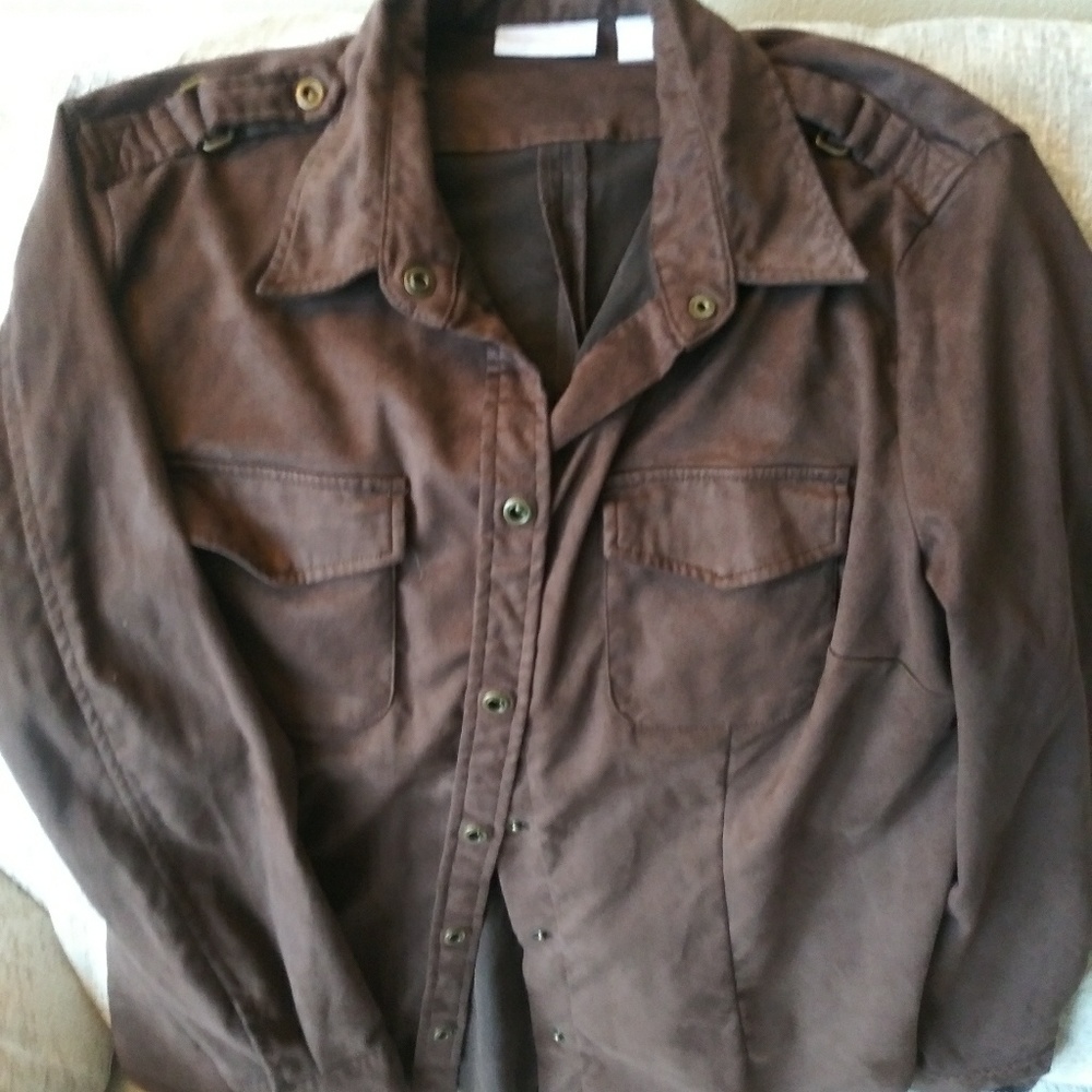 Snap-down pocketed long sleeve shirt